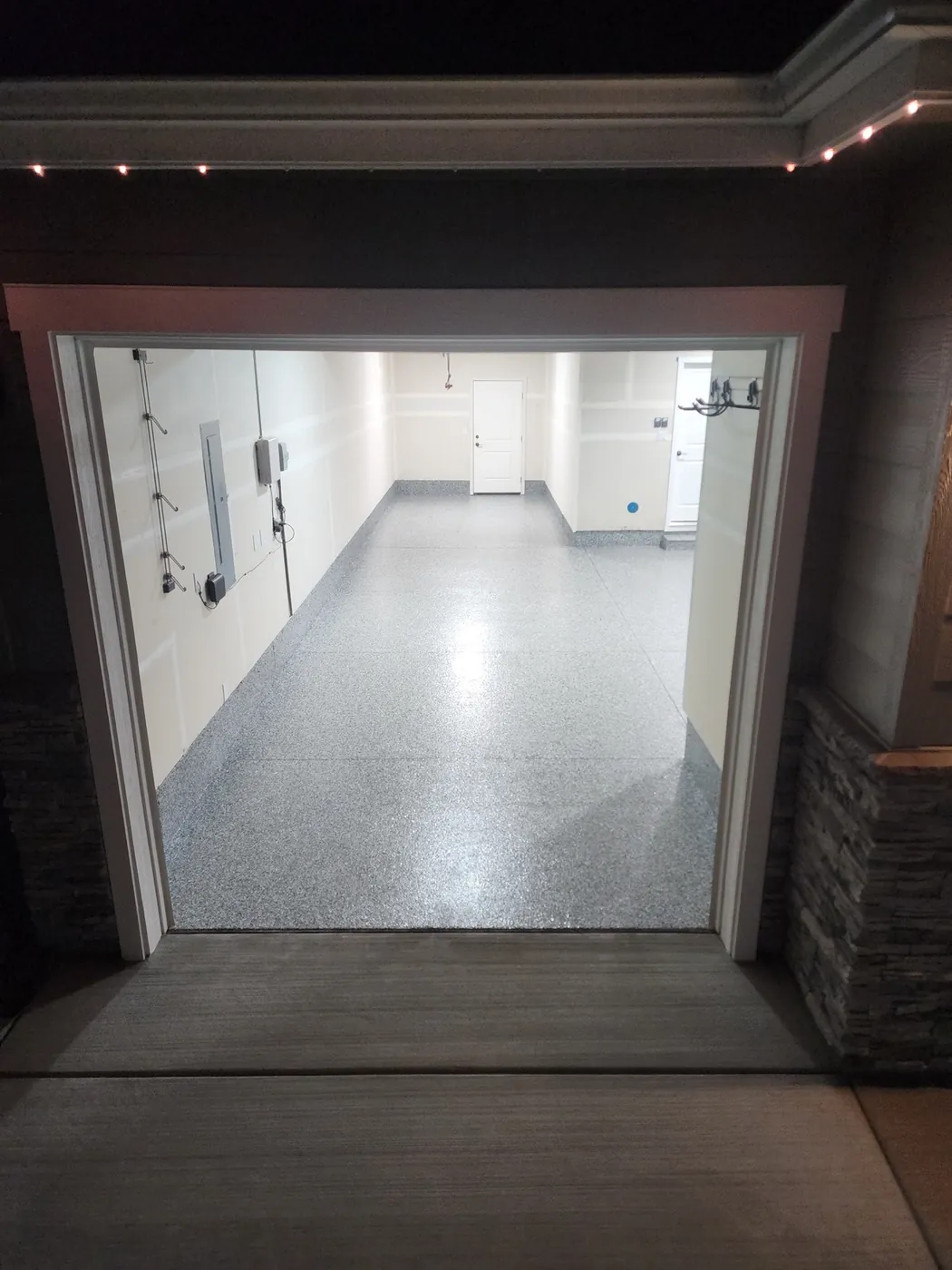 Bright garage floor with grey flake polyaspartic system